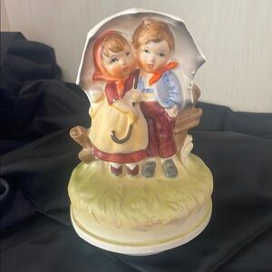 Charming Figurine with Umbrella - Multicolor wind up music ‘singing in the rain